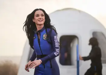Teoricienët e konspiracionit pretendojnë se Katy Perry nuk shkoi kurrë në hapësirë