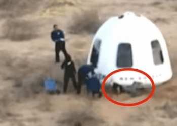 Vrapon t’i hapë derën e raketës gruas së tij, Jeff Bezos rrëzohet në tokë