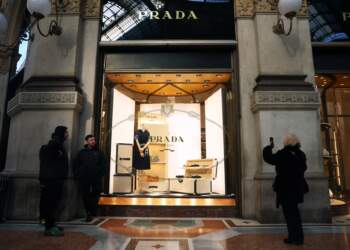 Prada blen Versace, shtëpia e modës kthehet në Itali