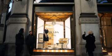 Prada blen Versace, shtëpia e modës kthehet në Itali