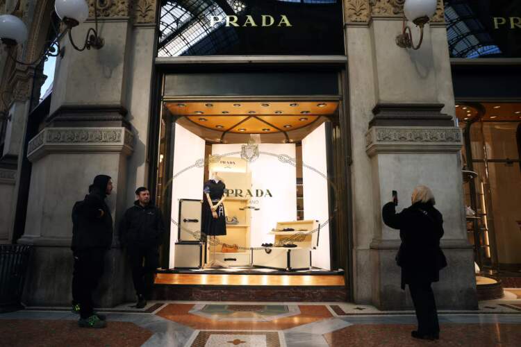 Prada blen Versace, shtëpia e modës kthehet në Itali