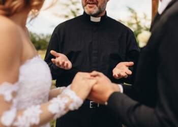 “Blah blah blah” në altar: Prifti çudit të ftuarit me komentin e pazakontë gjatë betimeve martesore