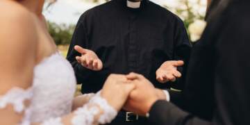 “Blah blah blah” në altar: Prifti çudit të ftuarit me komentin e pazakontë gjatë betimeve martesore