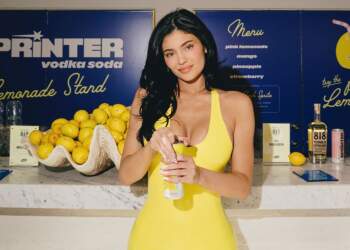 Kylie Jenner, magnet vëmendjeje në zemër të Coachella-s