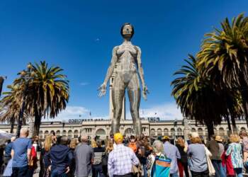 “R-Evolution”: Skulptura e një gruaje nudo pushton San Franciskon