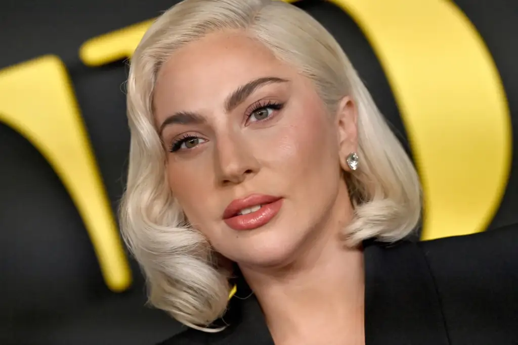 Lady Gaga “trazon” Coachella-n me performancë teatrale
