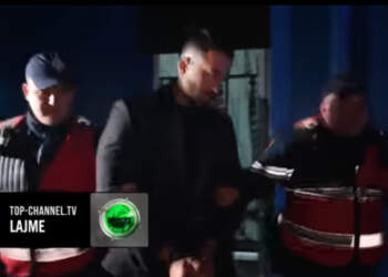 Me pranga në duar, momenti i shoqërimit të Jozit nga policia pasi goditi Gjestin