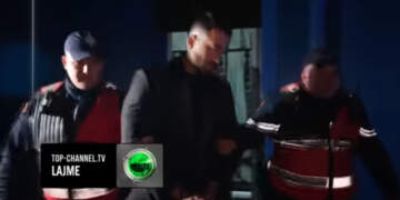 Me pranga në duar, momenti i shoqërimit të Jozit nga policia pasi goditi Gjestin