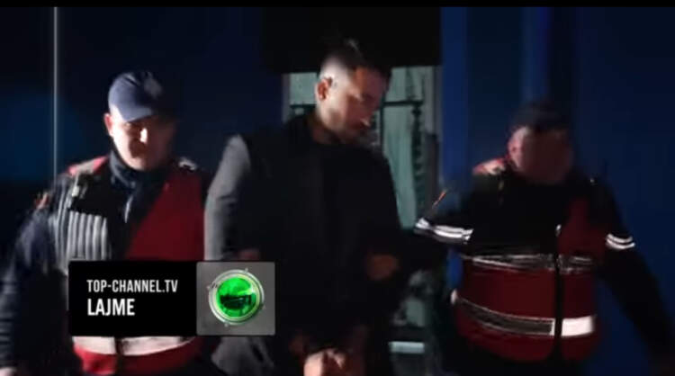 Me pranga në duar, momenti i shoqërimit të Jozit nga policia pasi goditi Gjestin