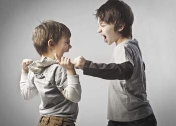 Studimi: Fëmijët e dytë kanë më shumë gjasa të shfaqin probleme sjelljeje