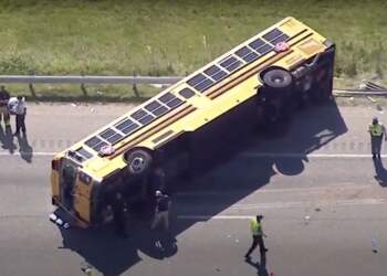 Tragjike në SHBA: Përmbyset autobusi shkollor, një i vdekur dhe disa të plagosur