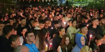 Pashkët në Fier:Besimtarët festojnë ngjalljen e Krishtit në Kishën e Shën Gjergjit