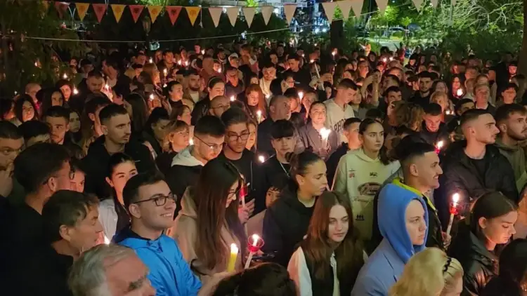 Pashkët në Fier:Besimtarët festojnë ngjalljen e Krishtit në Kishën e Shën Gjergjit