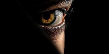 Zemra e thyer vs. xhelozia: cila dhemb më shumë?