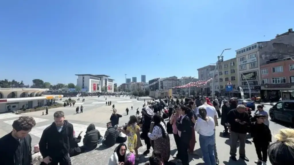 Tronditet Stambolli!Tërmet i fuqishëm 6.2 ballë–qytetarët në panik braktisin banesat