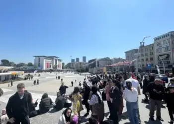 Tronditet Stambolli!Tërmet i fuqishëm 6.2 ballë–qytetarët në panik braktisin banesat