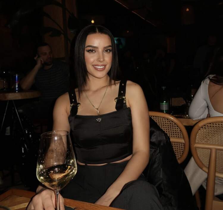 Një jetë mes dhimbjes dhe forcës: Historia tronditëse e Danelës