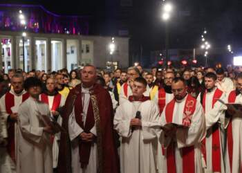 Foto/ Kremtohet “Udha e Kryqit” për besimtarët katolikë