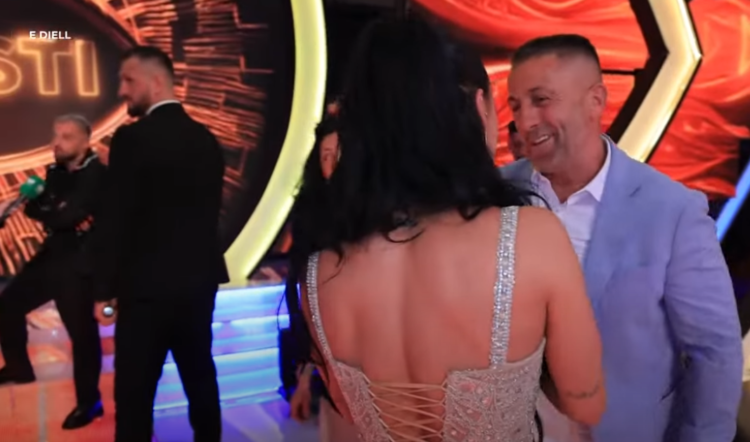 Gjesti triumfon në ‘BBVA’/ Takimi i ftohtë i Eglit me prindërit e tij bëhet viral