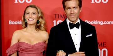 Blake Lively prek zemrat në TIME100, Ryan Reynolds në krah të saj
