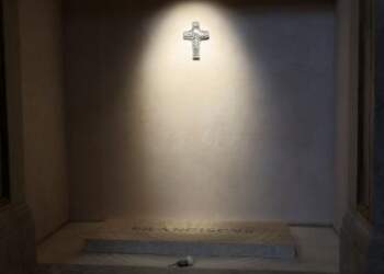 Trëndafili i bardhë mbi varr: Shenja e Shën Terezinës që e “dëgjoi” Papën