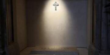 Trëndafili i bardhë mbi varr: Shenja e Shën Terezinës që e “dëgjoi” Papën