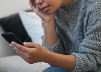 Po organizonte surprizën, por zbuloi tradhtinë emocionale të bashkëshortit!