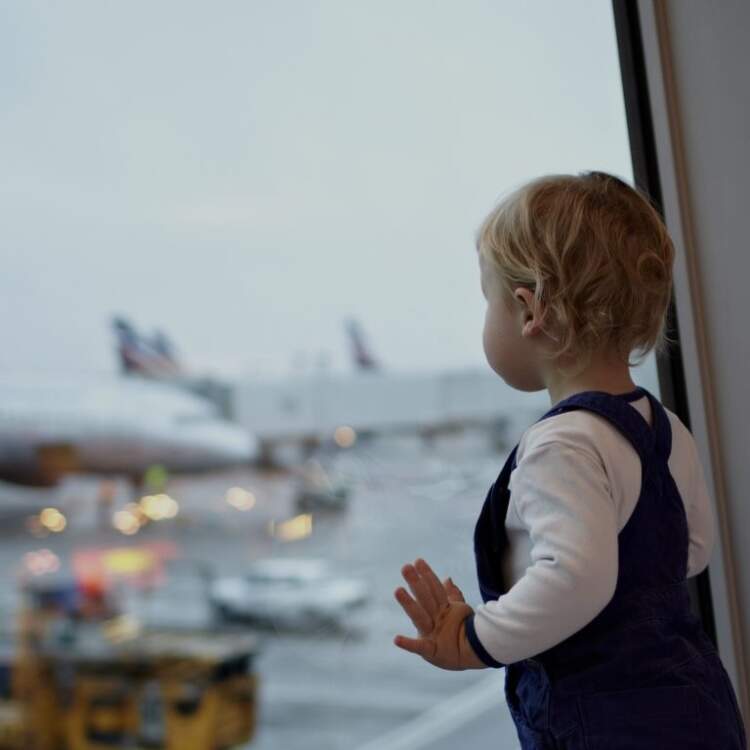 Të rritesh pa prindërit:Plaga e heshtur e një brezi që u rrit me premtime në valixhe