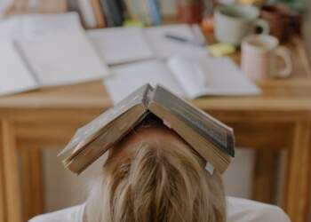 Stresi në zyrë mund të jetë më i rrezikshëm se duhani – ja pse!