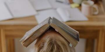 Stresi në zyrë mund të jetë më i rrezikshëm se duhani – ja pse!