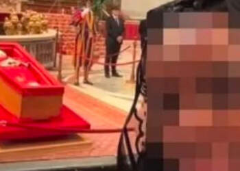 Selfie para arkivolit të Papa Françeskut: zemërim dhe polemika nga Vatikani