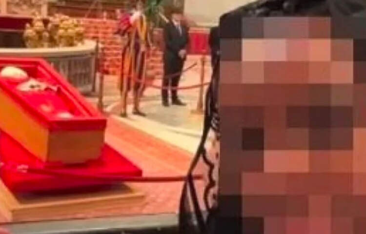 Selfie para arkivolit të Papa Françeskut: zemërim dhe polemika nga Vatikani