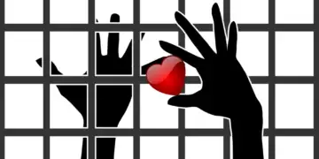 Partneri në burg në ëndërr: Çfarë simbolizon kjo ndjenjë?