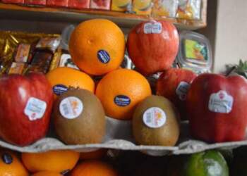 Kuptimi i etiketave në fruta: Çfarë tregojnë kodet dhe çfarë nënkuptojnë ato