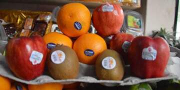 Kuptimi i etiketave në fruta: Çfarë tregojnë kodet dhe çfarë nënkuptojnë ato