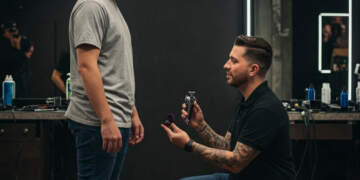 Besnikëri deri në gërshërë: Britanikët ‘tradhtojnë’ më lehtë partneren se berberin