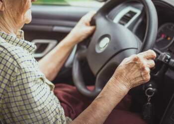 Ngjarje e frikshme: Burri bllokon të moshuarën në makinë&e detyron të tërheqë para