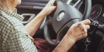 Ngjarje e frikshme: Burri bllokon të moshuarën në makinë&e detyron të tërheqë para