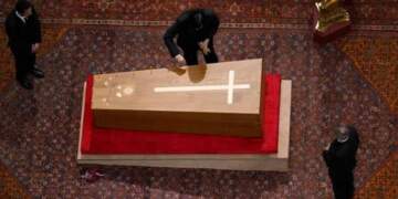 Kush e paguan funeralin e Papës?