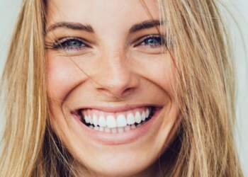 Çfarë ndodh me trupin kur qeshim shumë?