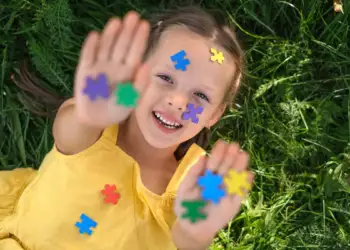 Autizmi: Në cilën moshë shfaqen shenjat dhe simptomat më të dukshme?