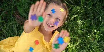 Autizmi: Në cilën moshë shfaqen shenjat dhe simptomat më të dukshme?