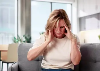 Goditja në tru: 8 zakone që mbrojnë mendjen dhe reduktojnë rrezikun