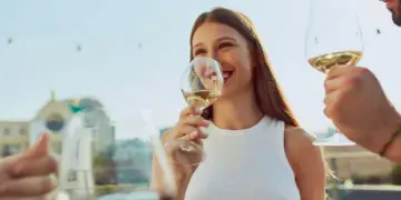 Sa fajtor është alkooli për shkaktimin e kancerit? Eksperti jep përgjigjen