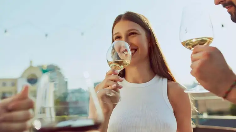 Sa fajtor është alkooli për shkaktimin e kancerit? Eksperti jep përgjigjen