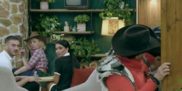 “Ferma VIP”/ Frederik Ndoci shfaqet i dehur, banorët e mbajnë nga krahu