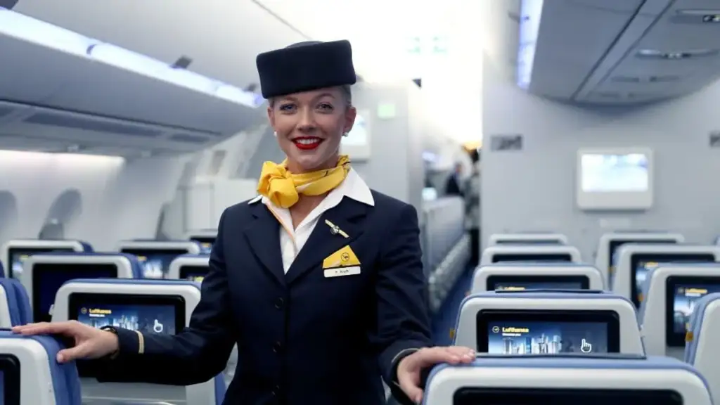 Pse stjuardesat përshëndesin pasagjerët përpara se të hipin në aeroplan?