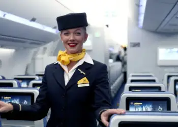 Pse stjuardesat përshëndesin pasagjerët përpara se të hipin në aeroplan?