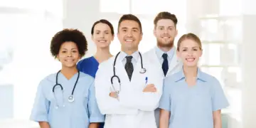 Gjërat që vetëm mjekët i kuptojnë: Nga rutina e çmendur, te “humori i zi”