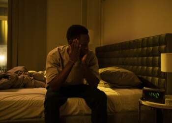 Pse jemi të lodhur gjatë ditës, por nuk na zë gjumi natën?